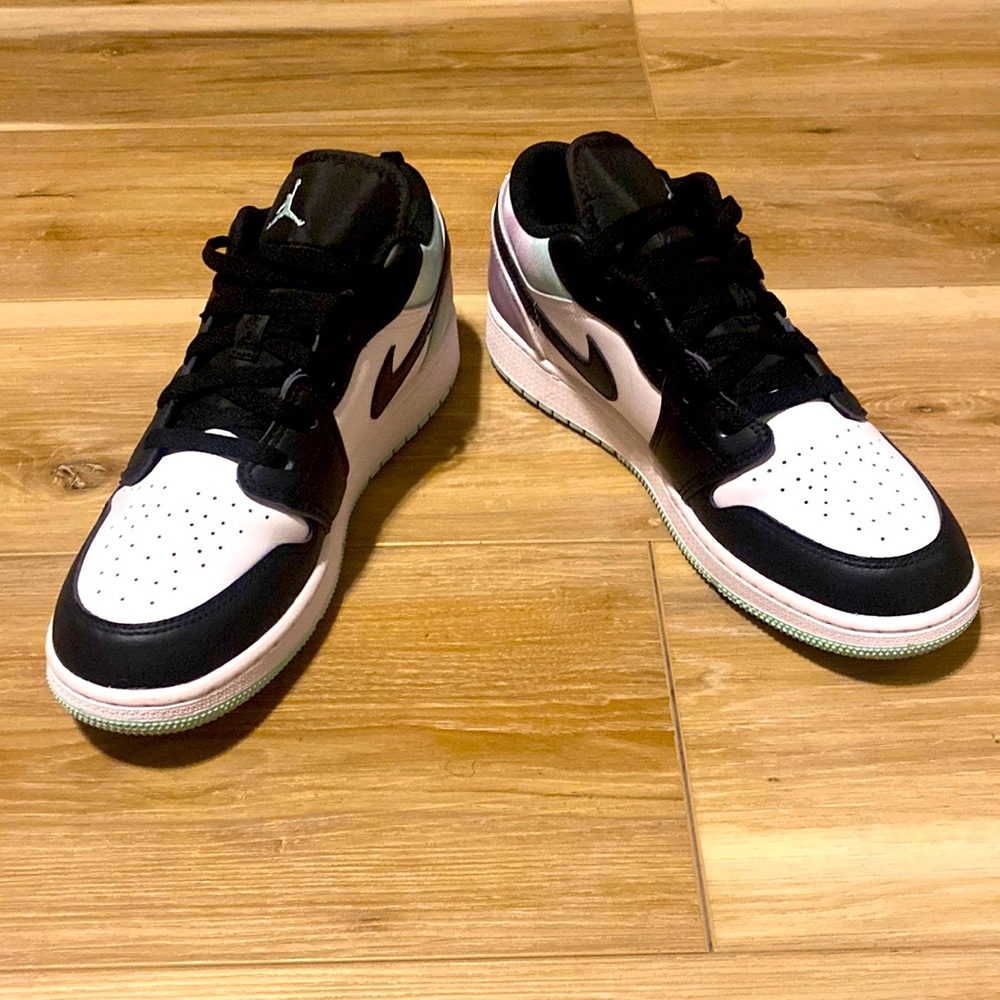 Multicolor low top Jordan